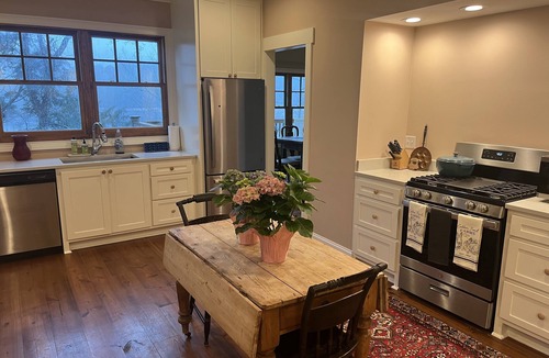 Guntersville House | Nature lover’s dream with this secluded waterfront cabin on Lake Guntersville!
