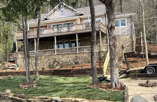 Guntersville House | Nature lover’s dream with this secluded waterfront cabin on Lake Guntersville!