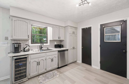 Riverdale House | Near ATL Airport - Sleeps 7 - Smart TVs - Fenced Yard - Pets ok