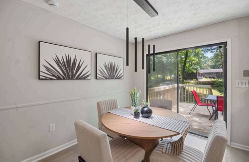 Riverdale House | Near ATL Airport - Sleeps 7 - Smart TVs - Fenced Yard - Pets ok
