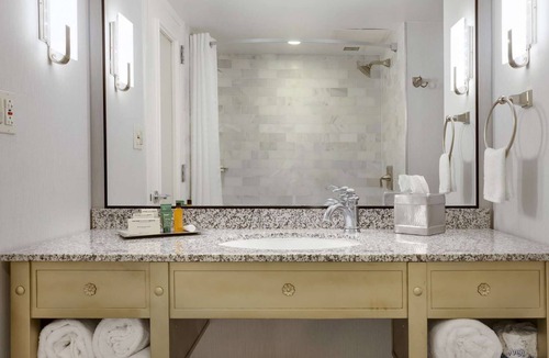 Historic Downtown Savannah Hotel | Near City Market | Pool & Pet-Friendly + Dining