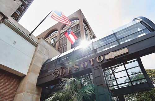 Historic Downtown Savannah Hotel | Near City Market | Pool & Pet-Friendly + Dining