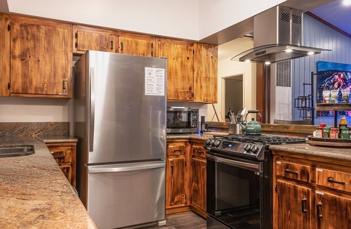 Fox Farm Cabin | Near Lake & Village - Gorgeous! Fenced Spa EV Fire pit Ping Pong