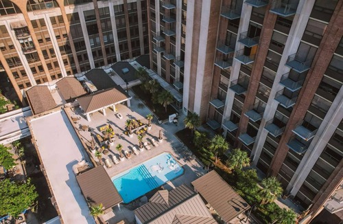 Historic Downtown Savannah Hotel | Near River Street | Rooftop Pool. Bar + Dining