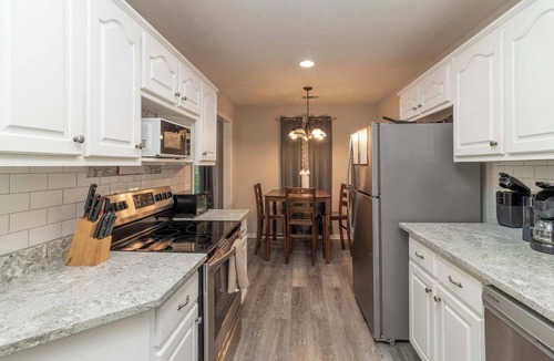 Columbus House | Near Shops, Dining & Airport- The Hilltop Bungalow