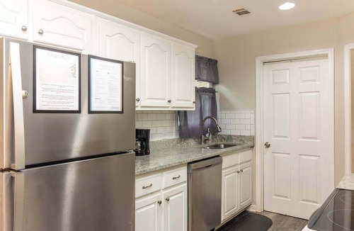 Columbus House | Near Shops, Dining & Airport- The Hilltop Bungalow