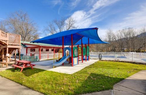 Waynesville House | Near Trails & Slopes! Relaxed Waynesville Retreat