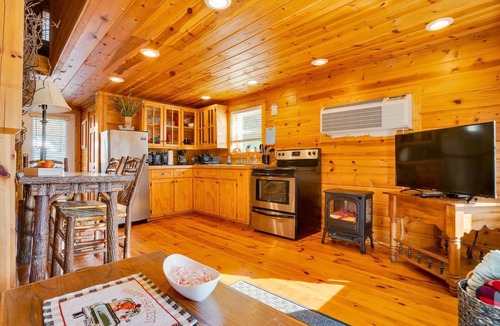 Rising Fawn Cabin | NEW - 2 cabins - one with hot tub & one lakefront fishing - great for larger groups