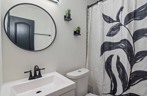 Atlanta Apartment | NEW 2BR/Sleeps 4/Walking distance to MB/StateFarm