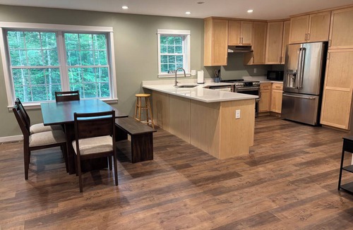 Forest Dale House | New 3-bedroom home on 9 acres with 850 ft of shoreline on gorgeous Fern Lake.