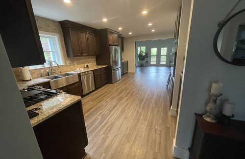 Asheville House | New 4k sf Mdrn Farmhouse-hot tub-fire pit-games on 3 acres 7 minutes from dwntn.