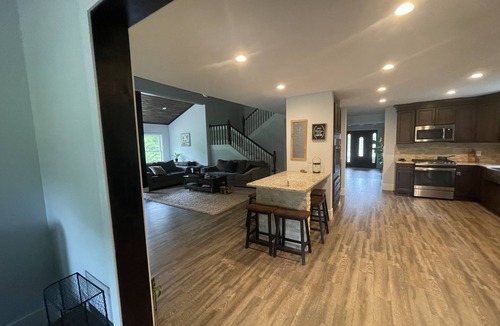 Asheville House | New 4k sf Mdrn Farmhouse-hot tub-fire pit-games on 3 acres 7 minutes from dwntn.