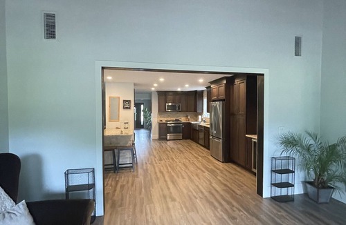 Asheville House | New 4k sf Mdrn Farmhouse-hot tub-fire pit-games on 3 acres 7 minutes from dwntn.