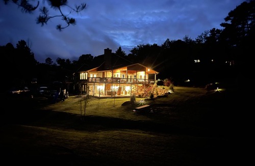 Asheville House | New 4k sf Mdrn Farmhouse-hot tub-fire pit-games on 3 acres 7 minutes from dwntn.