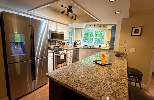 Marietta House | NEW 5BR 10-12 guests Fenced Yard, BBQ, Fire Pit