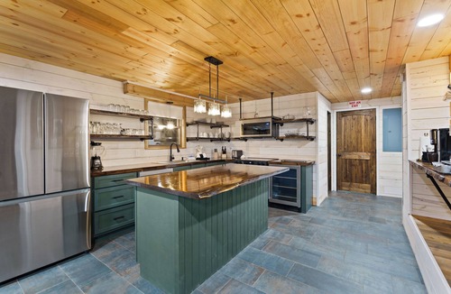 Rocky Grove Cabin | New! Amazing Running Creek! New Build w/Hot Tub!
