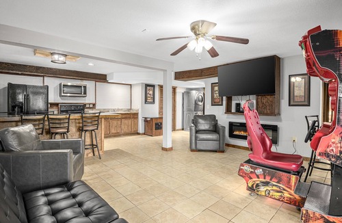 Clyde House | NEW Breathtaking Views, Hot tub and Arcade, in a Peaceful Mountain View Retreat