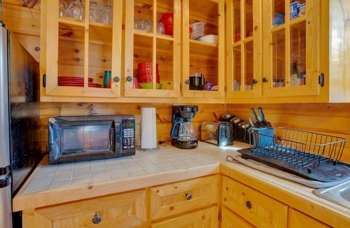 Rising Fawn Cabin | NEW - lakefront fishing cabin - fire pit - 15 min Cloudland Canyon - 30 min Chattanooga
