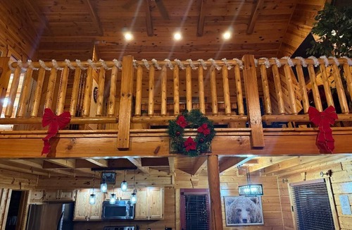 White Oak Lodge Cabin | New Listing! 2 Bedroom cabin w/game room, hot tub, mountain view, pool & gym