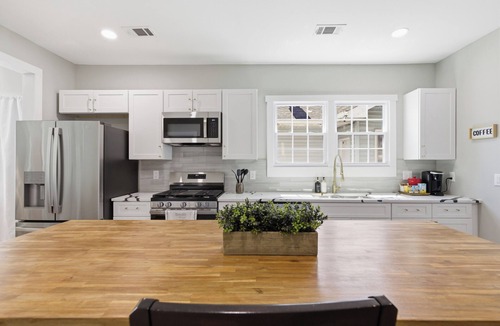 East Point House | New Listing! The Landing Pad - 8 minutes to ATL Airport!