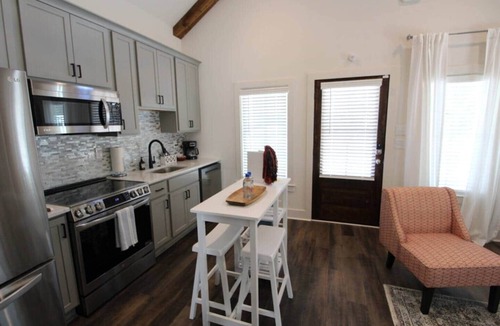 Auburn House | New Luxury 1BR Cottage in Downtown Auburn! (Cottage A)
