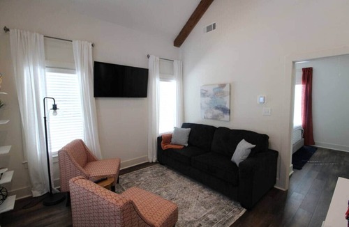 Auburn House | New Luxury 1BR Cottage in Downtown Auburn! (Cottage A)