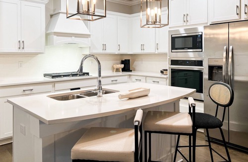 Belle Mina House | New Luxury 3BD/King Suite Near Mid City, Toyota Stadium and Redstone Gate