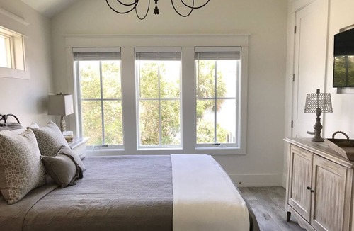 Sunnyside House | New Luxury Guesthouse w/Pool | Steps to beach|2 Bedroom
