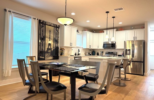 Five Points House | New Luxury Riverside Walk to Dining Sleeps 6 . Parking 3+