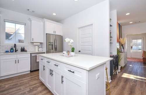 Auburn Cottage | New! Nova's Nook 3BR cottage in Auburn that sleeps 10 with fenced yard!