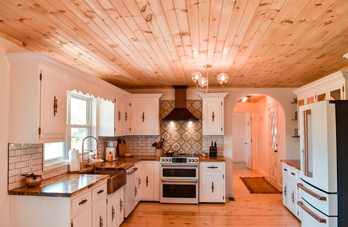 Sevierville House | New! River Retreat! Spacious home on the Little Pigeon River!