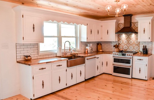 Sevierville House | New! River Retreat! Spacious home on the Little Pigeon River!