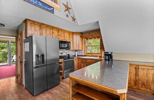 Newport Ski Chalet | NEW! Smoky Everest 4-Bedroom Chalet