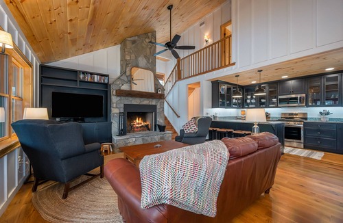 Mill Spring House | New Spacious Perfect Lake House -11 miles to TIEC
