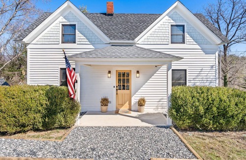 Marshall Cottage | *NEW! The Rectory|5 Min to Rafting| Home Theater|Deck|BBQ|Fire Pit| EV Charger