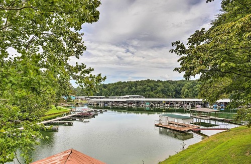 Winchester Cabin | NEW! Tims Ford Lake Cabin: Charcoal Grill & Marina