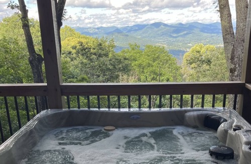 Waynesville House | Newly Built 2021! 4 BD 4.5 BA, Luxury Home, Mtn Views, Hot-tub!