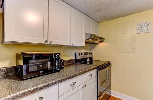 Fernandina Beach Condo | Newly furnished townhouse 2 blocks from the Ocean. Close to main beach, shopping and restaurants.