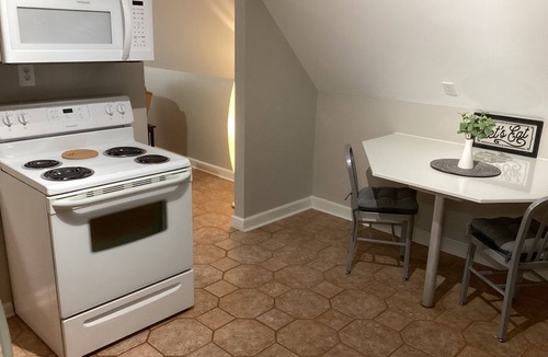 Fort Payne Apartment | Newly remodeled, quiet, king bed, full kitchen, internet, near Fort Payne.