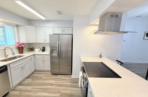 Arlington House | NEWLY REMODELED-SPACIOUS ROOMS-MAYPORT-BEACH-MAYO-CENTRAL