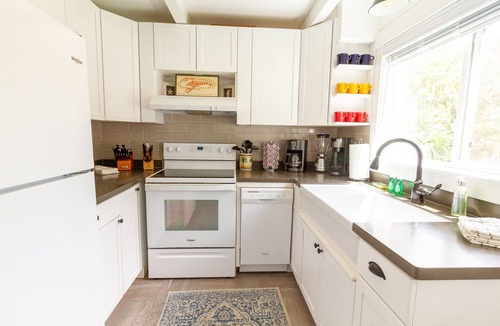 Saint Simons Island Cottage | Newly Renovated 2 Bedroom Cottage! One block to Beach! Walk to King & Prince!
