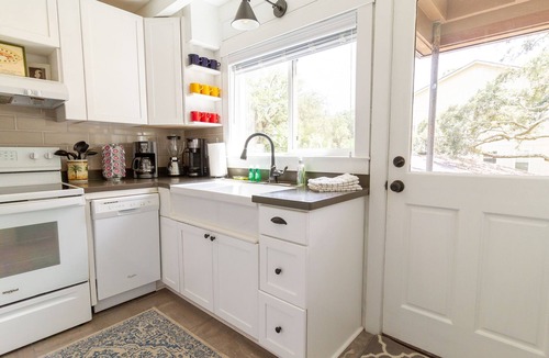 Saint Simons Island Cottage | Newly Renovated 2 Bedroom Cottage! One block to Beach! Walk to King & Prince!