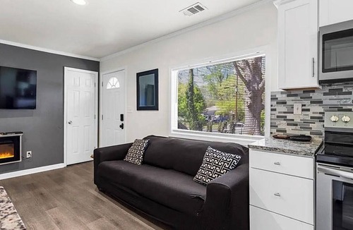 Church Street House | NEWLY RENOVATED 3bedroom house - Minutes from Downtown Atlanta with free parking