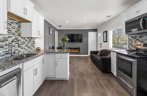 Church Street House | NEWLY RENOVATED 3bedroom house - Minutes from Downtown Atlanta with free parking