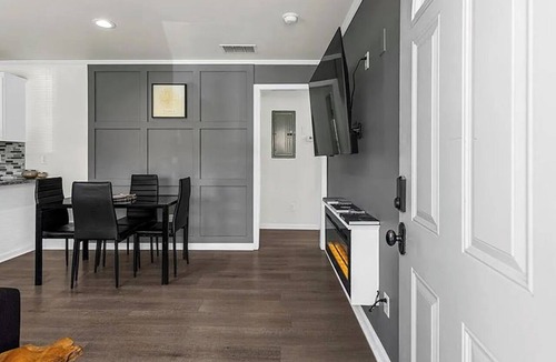 Church Street House | NEWLY RENOVATED 3bedroom house - Minutes from Downtown Atlanta with free parking
