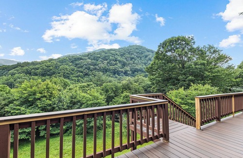 Maggie Valley Cabin | Newly renovated Cabin with Mountain Views, dog friendly, easy access, location.