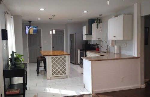 Jefferson Park House | Newly renovated multi-unit City Gingerbread House near Hartfield-Jackson Airport