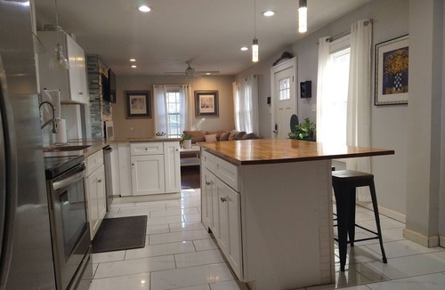 Jefferson Park House | Newly renovated multi-unit City Gingerbread House near Hartfield-Jackson Airport