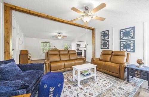 Milledgeville House | Newly Renovated with hot tub/fire table/paddleboards! Privacy at Hidden Cove!