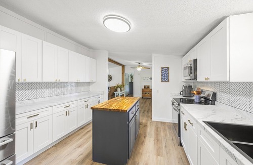 Milledgeville House | Newly Renovated with hot tub/fire table/paddleboards! Privacy at Hidden Cove!